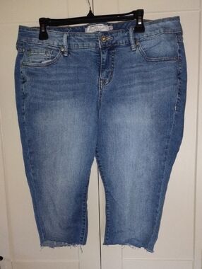 torrid Light Blue Cropped Denim Capri Jeans